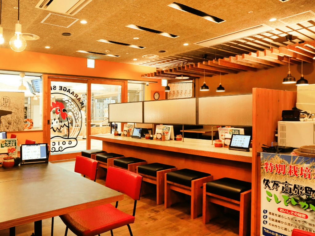 のびのびと食事を楽しめる、オープンなくつろぎ空間