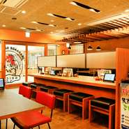 松山市駅エリアの地下街、まつちかタウン内の噴水横に店舗を構える、オープンな雰囲気のお店。窮屈さを感じさせない、くつろぎの空間では、のびのびと食事を楽しめそうです。