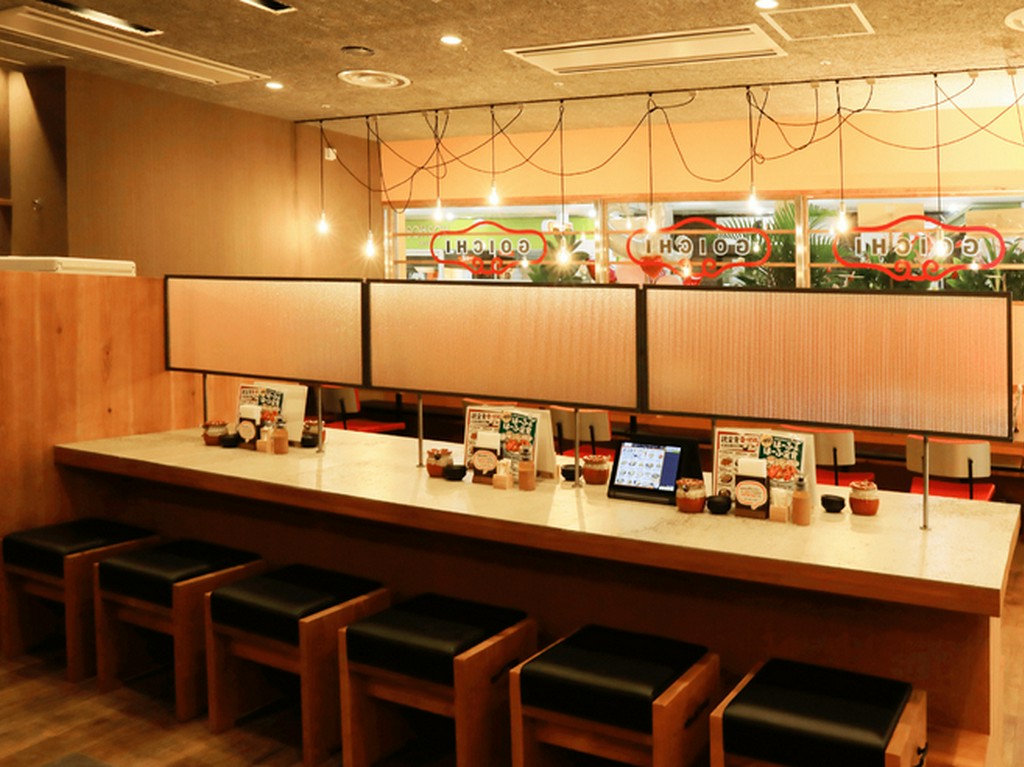 ゆったりと食事を楽しめるカウンター席