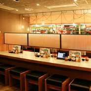 店内にはカウンター席も多く、お一人様や友人同士、デートにも気軽に利用できます。カウンター席でもゆったりと食事を楽しめるように、席同士の間隔やパーテーションなど、しっかりと配慮されています。