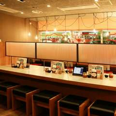 ゆったりと食事を楽しめるカウンター席