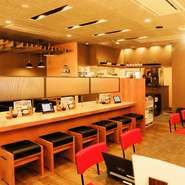 商品だけで満足させるのではなく、真心を込めた接客でお客様の心に温もりを与え、おいしい料理でお腹を満たし、笑顔でお帰りいただけるように。“お客様の心もお腹も笑顔でいっぱいに”を、日々心掛けています。