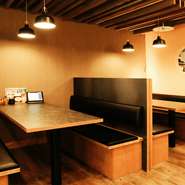 幅広いシチュエーションに対応できる空間。店内には最大6名まで利用できる大きめのボックスシートもあり、子ども向けチェアも用意されているため、ファミリー利用も歓迎です。