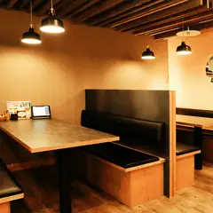 お子様連れも歓迎。幅広いシチュエーションに対応できる店内