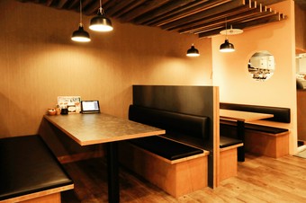 お子様連れも歓迎。幅広いシチュエーションに対応できる店内