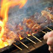 一押しの『おおつくね』をはじめ、炭火で焼き上げる串焼きが名物！定番からホルモン、さまざまな部位をご用意！