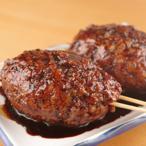 看板メニュー『おおつくね』総重量140g、圧巻の大きさは横綱級!1人1本食べていただきたい自慢の串!