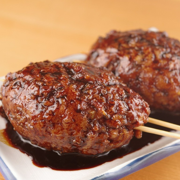 看板メニュー『おおつくね』総重量140g、圧巻の大きさは横綱級！1人1本食べていただきたい自慢の串！