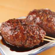 豚骨で炊き上げ、仕上げに炭火で表面をこんがり焼き上げます！通常の串焼きの約3本分のボリュームで食べていただければわかる美味しさがあります！月見バージョンもございます（＋30円）