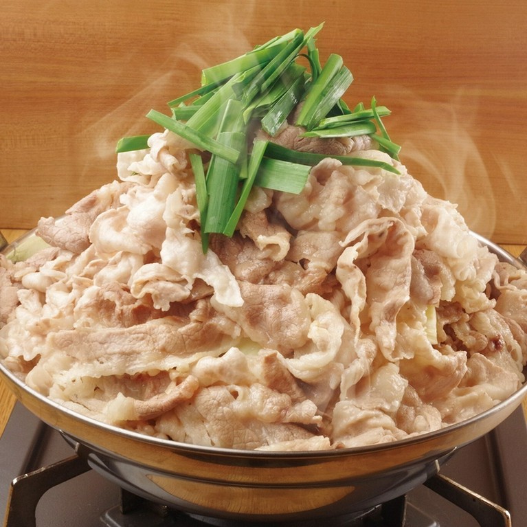 つまみにも食事にもなる『山盛り肉なべ』鍋は冬だけ。いや違う「うちの肉なべは季節を問わない！」