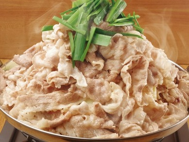 つまみにも食事にもなる『山盛り肉なべ』鍋は冬だけ。いや違う「うちの肉なべは季節を問わない！」