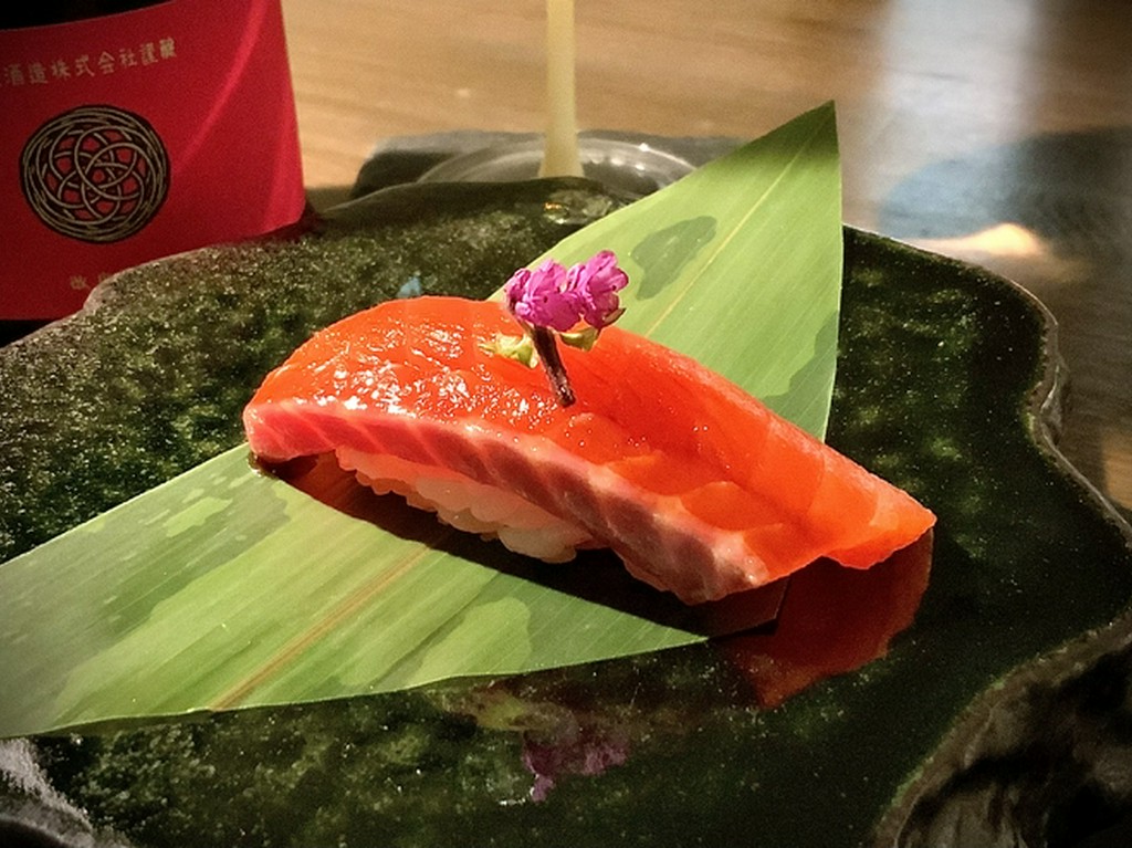 濃厚な味わいを堪能。岩塩でいただく『信州サーモン』