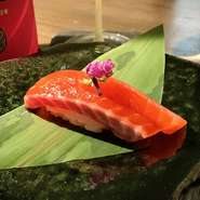長野県で10年かけて開発された「信州サーモン」を鮨で提供。魚のおいしさはもちろんのこと、赤酢と純米大吟醸の酒粕で味つけた「赤シャリ」が、日本酒とのマリアージュを素晴らしいものに昇華してくれます。