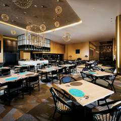 シャンデリアが煌めく開放的な空間