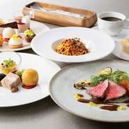 彩り豊かな前菜と選べるメイン料理が付いたコース。食後はおかわり自由のドルチェ、コーヒーとともに、ごゆっくりお過ごしいただけます。※WEB優待料金：3,400円～