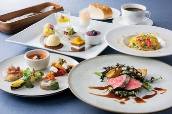 おかわり自由のドルチェ7種付きランチコース