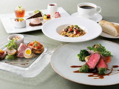 おかわり自由のドルチェ7種付きランチコース