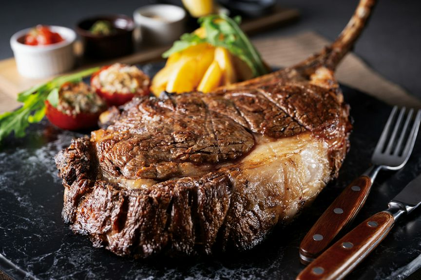 【薪窯で仕上げる肉料理】 黒毛和牛(骨付きリブロース肉)