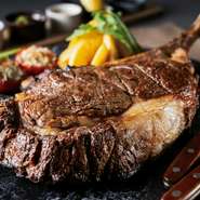 店内にあるオープンキッチン内の石窯でローストし、薪窯で仕上げます。骨付きでボリューム感があります。※調理に時間がかかるため、ご注文の際は係にお尋ねください。