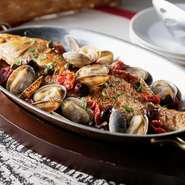 お魚1尾と魚介をたっぷり使用したイタリアンの定番、アクアパッツァ。