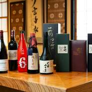 酒処・栃木の地酒に加え、寿司と好相性の全国の日本酒を銘柄入れ替えで提供。『而今』『磯自慢』『日高見』『新政』『十四代』などの人気銘柄が、「今月のオススメ」として順次登場します。飲み比べセットも人気。