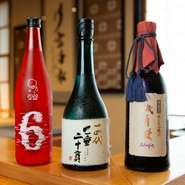 『而今』『磯自慢』『日高見』『新政』『十四代』などの人気銘柄、季節限定酒が順次登場します。詳細は店舗でご案内。『おすすめ飲み比べ3種』2,750円。