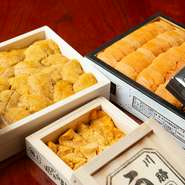 本店【日本料理みつわ】と同様、豊洲市場の名門仲卸からその時季一番の食材を仕入れて店に直送。鮪仲卸「やま幸」の天然本鮪をはじめ、最上質な魚介が集います。独自ブレンドしたお米と赤酢で仕上げるシャリも絶品！