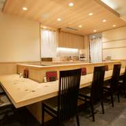 臨場感のあるカウンター席は、調理の様子を見ながら会話も弾んだりと、デートにも好評です。また、個室もあるので記念日などの大切なシーンにも。上質な空間と寛ぎ、そして味わいがここにあります。
