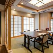 大切な接待やご家族の慶弔行事にもオススメしたい味わいと空間がここにあります。個室はすっきり落ち着いた雰囲気の和室に、テーブルと椅子のスタイル。足の悪い方はもちろん老若男女問わず寛げると好評です。
