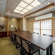 個室は人数に合わせ最大26名までの集いに利用でき、女子会や各種宴会にもピッタリです。料理のおいしさはもちろん、趣ある素敵な雰囲気なので、いつもの集いがグレードアップするような気持に。
