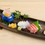 青森の「本鮪」や、八丈島の「天然かんぱち」など、料理長が毎日目利きして入荷する新鮮な魚介類を、目でも愉しめる彩り豊かなお刺身で。