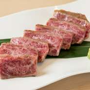 埼玉のブランド和牛「武州牛」をはじめとする上質な黒毛和牛を、じっくり丁寧に網焼きで火を入れます。上質な和牛だからこそ脂も甘くとろけるよう！