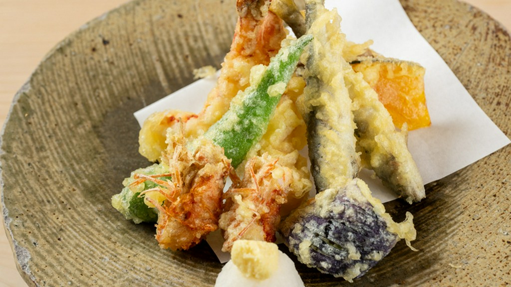 季節の野菜をたっぷりと、サックリ薄衣の『天婦羅盛り合わせ』