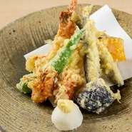 海老、稚鮎、大ぶりなオクラ、茄子やカボチャなど、旬の食材のおいしさを愉しめる『天婦羅』。熟練の板前が丁寧な手仕事をほどこし、サックリとあげています。車海老は頭までカラッと香ばしく。

