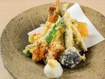季節の野菜をたっぷりと、サックリ薄衣の『天婦羅盛り合わせ』