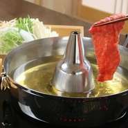 一年を通して人気の『しゃぶしゃぶ』は、あまみのある脂が特徴の「彩の国の黒豚」と「武州牛A5ランク」の二種類が用意されています。どちらも埼玉が誇る上質な味わいで、やわらかくとってもジューシー。
