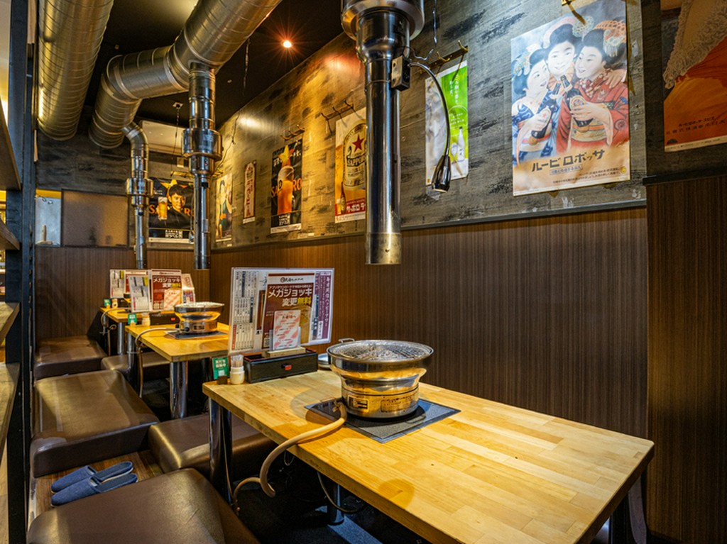 お酒を片手に焼肉を楽しむ、満ち足りた時間