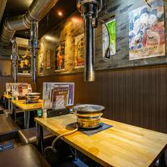 お酒を片手に焼肉を楽しむ、満ち足りた時間