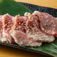 最大43名までの宴会に対応し、貸切も可能です。店内には笑顔と会話が飛び交い、和やかな時間が流れます。新鮮な焼肉と豊富なお酒を楽しみながら、同僚や友人と一緒にくつろぎ、親睦を深められることでしょう。