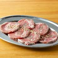 タンの下部分にあり、脂の入り具合が絶妙なのが特長です。焼き上がりを口の中に入れ、広がっていく得も言われぬ旨み。適度な噛み応えもあり、噛めば噛むほど味わい深さを感じられます。