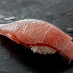 近海の旬魚介と日本各地の鮮魚が集い、シャリの旨さも感動モノ