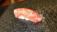 脂がのったお肉をさらっと火で炙りました。希少部位のお肉で「極上」握りは贅沢にも「仙台牛リブロース」を使用しております。（2貫で1440円）※バーナーで炙ってから提供いたします