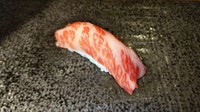 日高見牛を使用したやわらかいお肉。（2貫は720円）※バーナーで炙ってから提供いたします