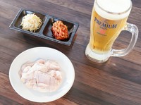 にくよし流、ちょい飲みセット。生ビール・ミニもやしナムル・ミニキムチ・豚ホルモン