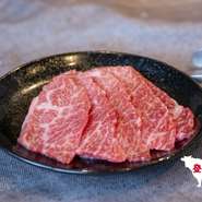 宮城県登米市で育てられている「みちのく 日高見牛」。この牛肉のトモバラが使われています。ストレスフリーで育てられ、肉質はきめ細かくサラリとした味わいが特徴。