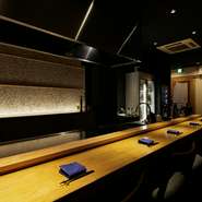 落ち着いた上品な雰囲気の店内はとても居心地の良い空間。ゆったりとしたカウンターに、座り心地の良い椅子が並びます。有田焼や九谷焼などの趣ある器も、料理のおいしさを高める名脇役に。

