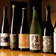 カジュアルなものから年代物まで幅広いラインナップが魅力のワインや日本酒。ボトル開栓後コラヴァンを使用しているので、いつでも豊富な種類をグラスでも楽しむことができます。
