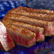 上質な『神戸ビーフ』の、その時々の肉質に合わせて、焼き方も繊細に変え、おいしさを最大に引き出す調理がなされています。「神戸ビーフの本当のおいしさを、より多くの人に知ってもらいたい」と福丸氏。
