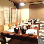 完全個室なので、どのような人数でも全て個室で食事ができます。親族一堂が集う家族のお祝いごとの他、接待やデートにも。落ち着きのある雰囲気は、特別な宴席にも選びたい。