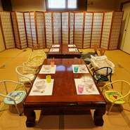 人数に合わせた個室を用意してもらうことができ、子ども専用の椅子やメニューの準備も可能。家族の一大イベントも滞りなく進めることができます。予約の際に、気軽に相談を。